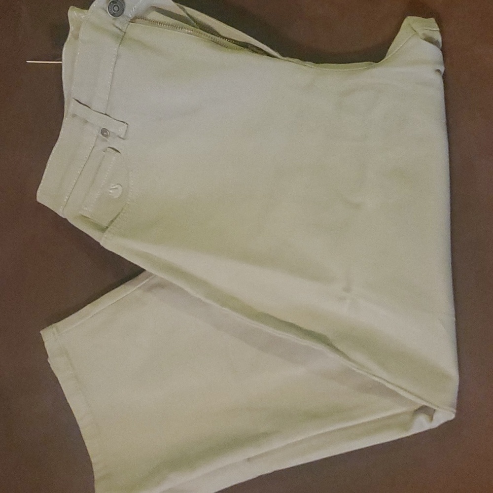 Womans amanda capri bottoms.